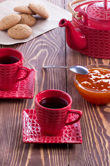 Утренний чай с печеньем и джемом