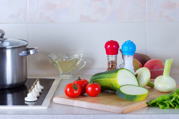 Овощи,ингредиенты для готовки овощного рагу на кухонном столе