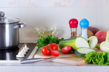 Овощи,ингредиенты для готовки овощного рагу на кухонном столе