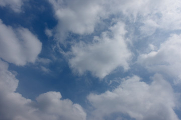 青空と雲「空想・雲のモンスターたち（中央に様々なモンスターが現れはじめたイメージ）」集まる、集合、集中するなどのイメージ