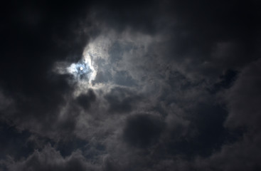 Naklejka na ściany i meble 雲から透けて見える太陽「空想・雲のモンスター（太陽が目）何かが見つめているようなイメージ」存在感、何かが見つめる、何者かが警戒している、覗くなどのイメージ