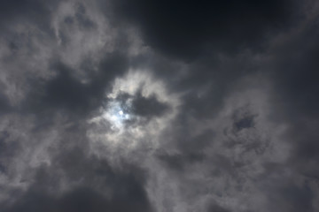 雲から透けて見える太陽「空想・雲のモンスター（太陽が目）」謎の蠢き、何かがいるような、存在感、誕生、出現、現れる、成功の予感などのイメージ