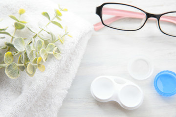 視力低下・コンタクトレンズを眼に付ける。コンタクトレンズの洗浄、メガネと付け替える。