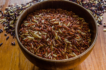 brown rice in wooden bowl