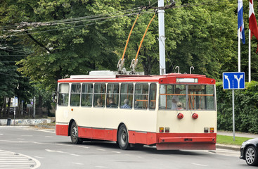 Naklejka na ściany i meble Trolejbus na ulicy miasta