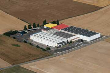 Vue aérienne d'une zone artisanale dans les Yvelines à l'ouest de Paris