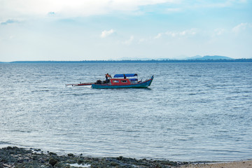 Naklejka premium The small boat on the ocean