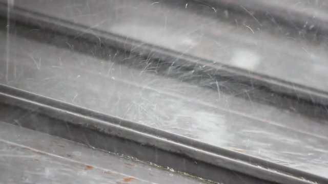 どしゃぶりの雨