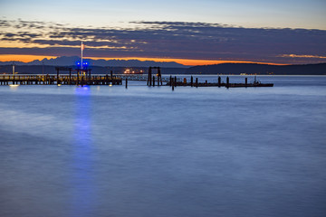 Obraz premium Tacoma docks at sunset with American flag