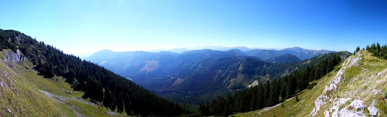 Fototapeta na wymiar Traumhafte Panorama Berglandschaft mit klarem blauem Himmel 