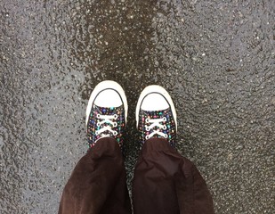 Durchnässte Schuhe und Hose bei Regen
