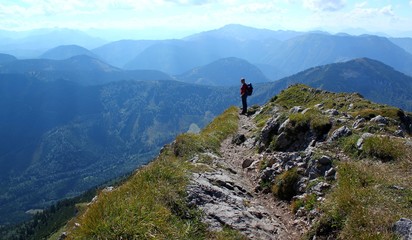 Fototapeta na wymiar Wanderer genießt Aussicht in herrlicher Berglandschaft
