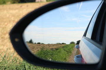 Fototapeta premium Rückspiegel und Blauer Himmel