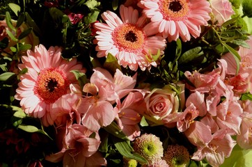 Bouquet composé de plusieurs variétés de fleurs roses