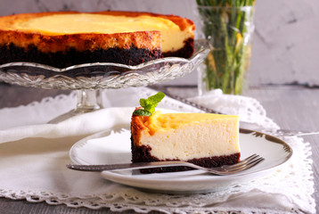 Cheesecake on chocolate base, sliced