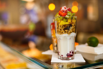 Fruit Cocktail : kiwi, muesli and yoghurt