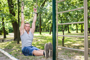 Obraz premium young street workout man exercise in a park