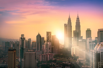 Naklejka premium Krajobraz wieżowca Kuala Lumpur z kolorowe niebo wschód słońca, Malezja.