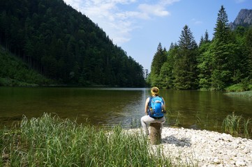 Wanderin entspannt an See Ufer im Wald