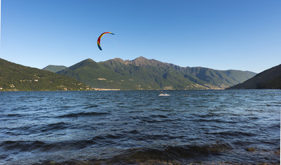 Der Lago Maggiore bei Maccagno mit kitesurfing - Maccagno, Lake Maggiore, Varese, Lombardy, Italy