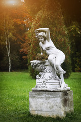 Obraz premium Vintage angle woman statues in a park