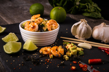 Avoado-Gurken-Salat mit Chili-Garnelen