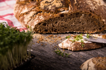 Urkorn Butter-Brot aus Dinkel, Emmer und Einkorn auf Holz mit Kresse