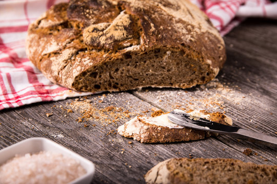 Urkorn Butter-Brot aus Dinkel, Emmer und Einkorn auf Holz mit Salz