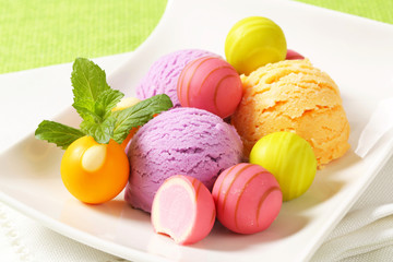 Fruit-flavored ice cream and pralines