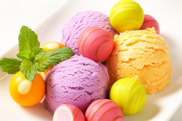 Fruit-flavored ice cream and pralines