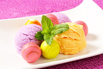 Fruit-flavored ice cream and pralines