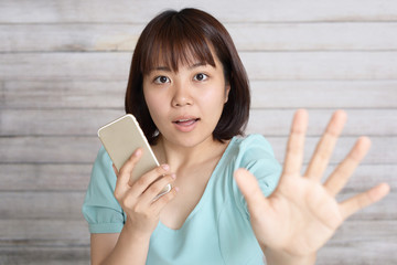 ストップのジェスチャーをする女性