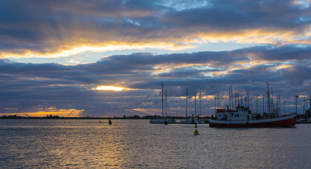 Fototapeta premium Hafen im Sonnenuntergang