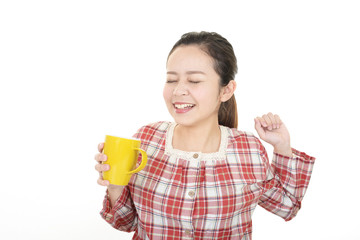 コーヒーを飲み寛ぐ女性