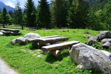 stolik i ławki na szlaku turystycznym w Tatrach
