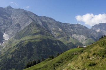 Fototapeta na wymiar Bergpanorama mit Alphütte