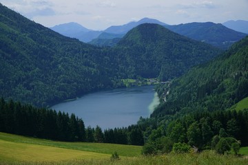 Lunzer See in idyllischer grüner Berglandschaft 