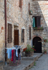 Liebliches Haus in italienischer Kleinstadt, Wäscheständer, Toskana