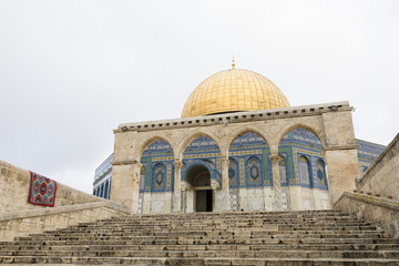Fototapeta na wymiar Mousque of Al-aqsa (Dome of the Rock) in Old Town - Jerusalem, Israel