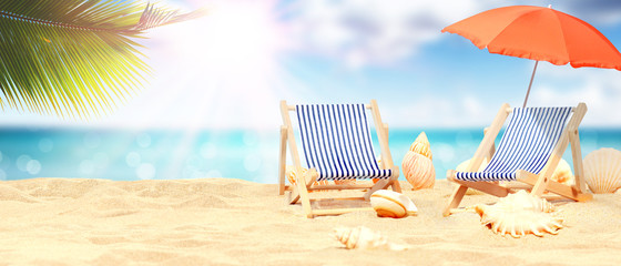Schöner Strand mit Liegestühlen - Urlaub Konzept
