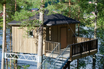 Belle maison en bois suspendue
