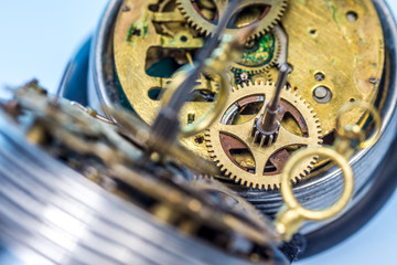 Technische Details aus einem Uhrwerk an einem Mode-Accessoire