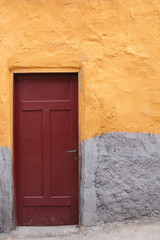 Fototapeta na wymiar old wooden door