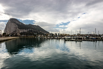 Fototapeta na wymiar Hafen vor dem Fels von Gibraltar