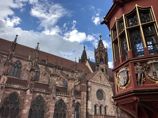 Erker historisches Kaufhaus mit Freiburger Münster