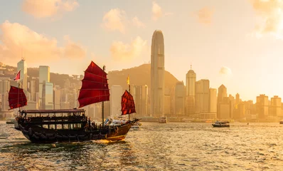 Foto op Plexiglas Chinese wooden red sails ship in Hong Kong Victoria harbor at sunset time © leungchopan