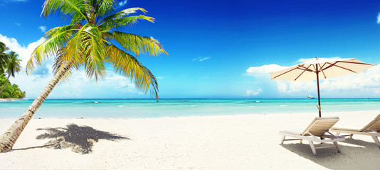 Sonnenliegen am Strand