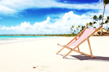 Sonnenliegen am Strand