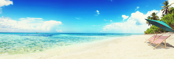 Sonnenliegen am Strand