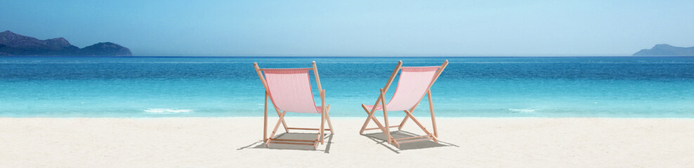 Sonnenliegen am Strand